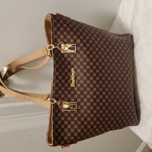 THIS BLACK AND BROWN TOTE IS FOR WOMEN.